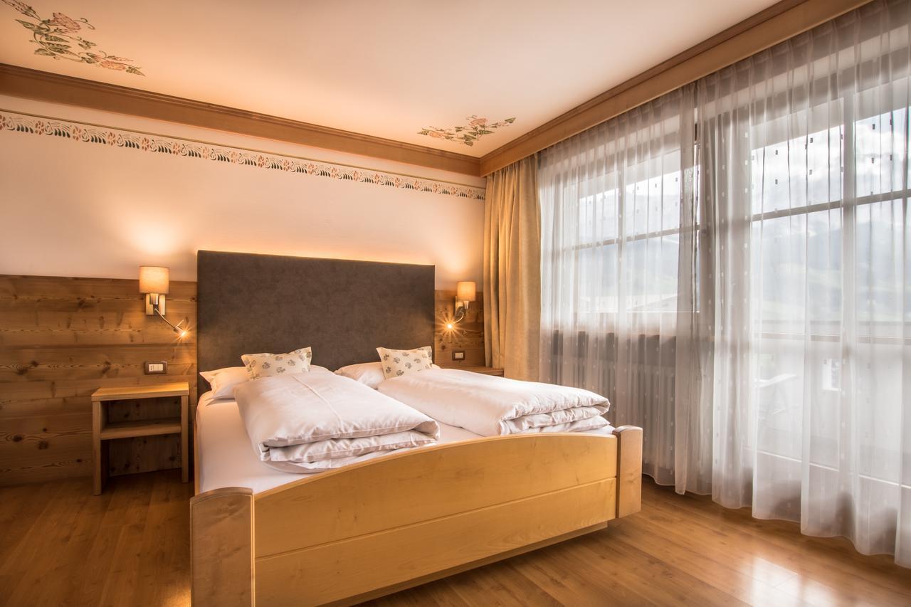 Ciasa Montanara Hotel La Villa  Ngoại thất bức ảnh