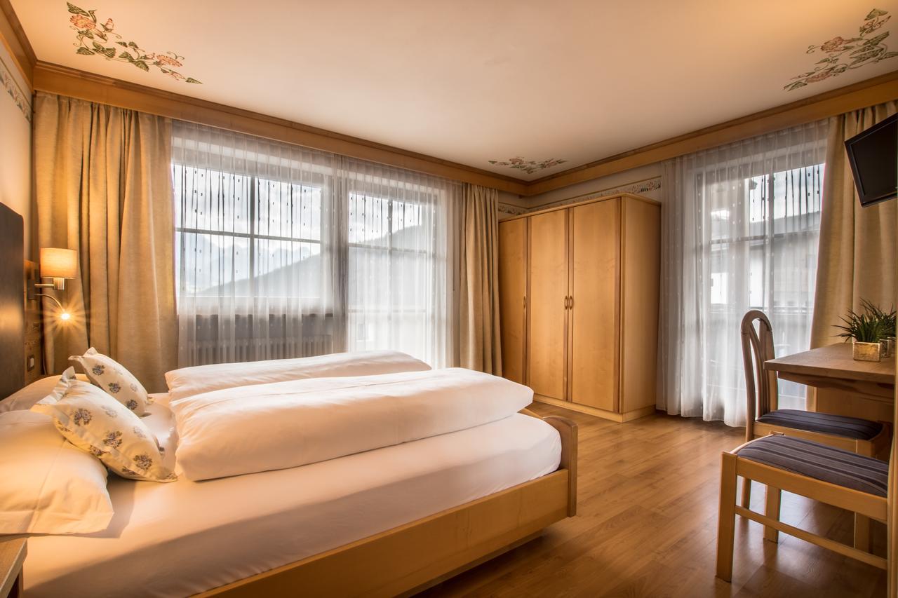 Ciasa Montanara Hotel La Villa  Ngoại thất bức ảnh