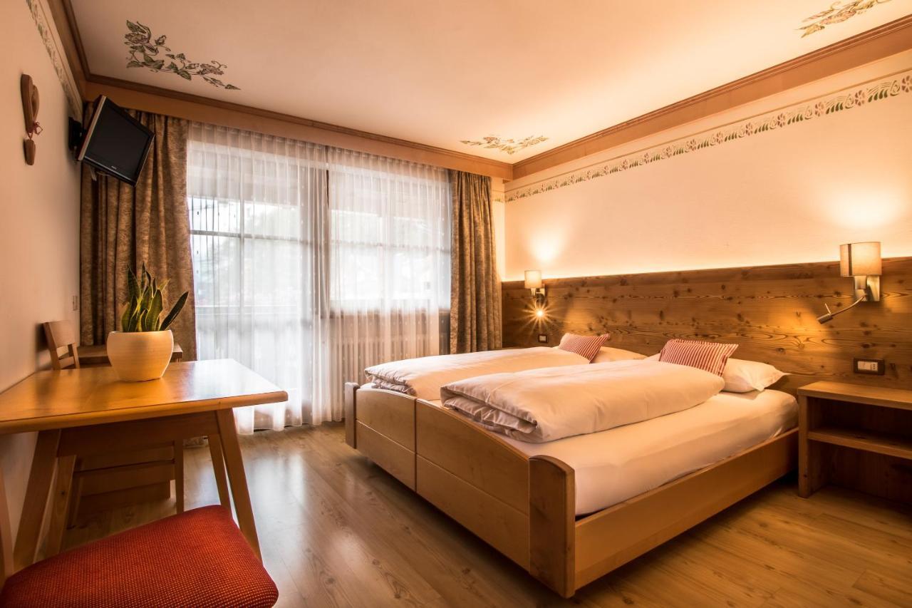 Ciasa Montanara Hotel La Villa  Ngoại thất bức ảnh